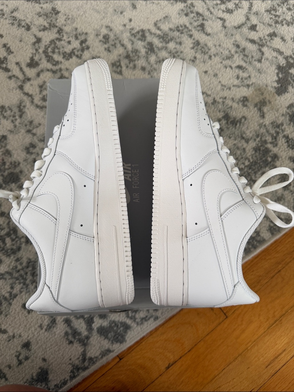 Nike Men's Low-Top Sneakers in White with Navy Accent Air Force 1 ‘07 - Picture 11 of 11